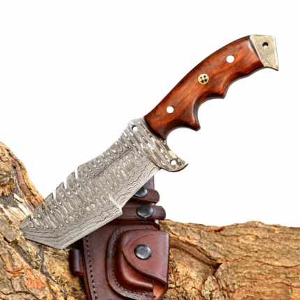 Damascus-Pattern Sawback Hunting Knife with patterned silver blade, finger-grooved wooden-look handle and brown sheath